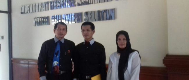 Gery Permana dan Nofrizal Muaz Piliang mendampingi Ermawati isteri Direktur CV. CJM di Direktorat Reserse Kriminal Umum Polda Sulawesi Selatan. Jumat (24/6) (dok. KM)