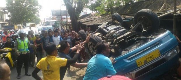 Sebuah angkot jurusan Jasinga-Bogor terbalik Kamis siang (2/6). (dok. Bogordaily)