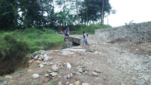 Kerusakan jalan di Desa Cibitung Wetan, Pamijahan, yang dituding akibat proyek PLTM besutan PT. JDG (dok. KM)