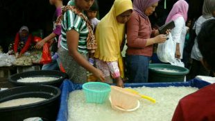 Pembeli kolang kaling di pasar tradisional (dok. kM)