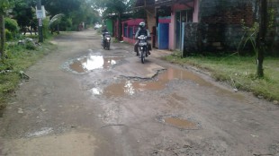 Kondisi jalan di Kelurahan Bedahan, Sawangan Depok yang berlubang. (dok. KM)