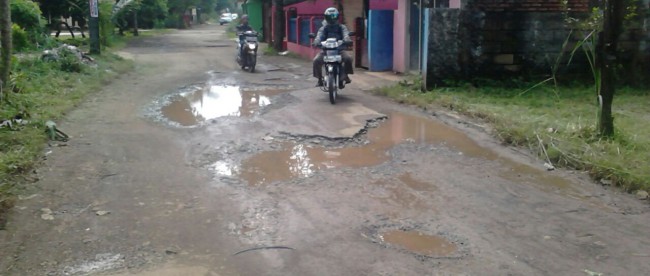 Kondisi jalan di Kelurahan Bedahan, Sawangan Depok yang berlubang. (dok. KM)