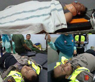 Seorang tentara dan polisi menjadi korban kecelakaan lalu lintas saat mengamankan jalur saat kunjungan kerja Presiden Joko Widodo di Rumpin, Kab. Bogor.