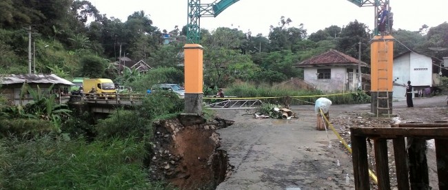 Longsor di dekatgerbang perumahan Lido Permai, Kabupaten Bogor, masih belum mendapatkan penanganan dari pihak pemerintah (dok. KM)