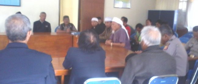 Perundingan damai yang diadakan oleh FKUA Cianjur antara pihak gereja dengan ormas GARISyang menolak pembangunan gereja (dok. KM)