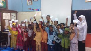 Maryanti, kepsek SDN Tugu 5 (kanan) bersama guru dan siswa penerima zakat. (dok. KM)