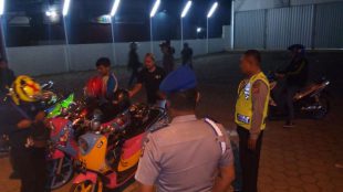 Dua anggota Mapolsek Kemang, Aiptu Hendro dan Kanit Provost Aiptu Harianto membubarkan puluhan gerombolan pemuda dengan sepeda motor malam kemarin, di depan mini market Alfa Midi Jampang, Kemang (dok. KM)