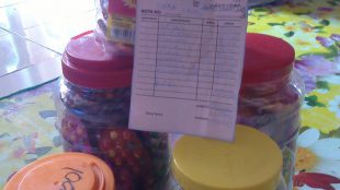 5 toples permen beserta nota kontan polos yang diberikan oleh terduga pelaku penipuan dengan modus iming-iming terhadap pemilik warung (dok. KM)