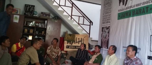 Petani ikan yang tergabung dalam PPIKADP mengadukan kasus mereka ke Walhi Jawa Barat, Selasa 14/6 (dok. KM)
