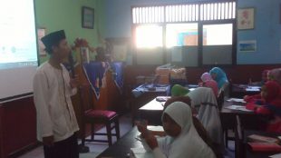 Siswa-siswi SDN Tugu 1 menyimak materi pada acara pesantren kilat (dok. KM)