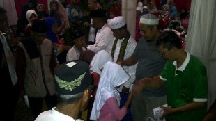 Santunan kepada yatim yang disalurkan oleh warga Kp. Nagrog, Desa Tegal, Kec. Kemang Bogor 4/6 (dok. KM)