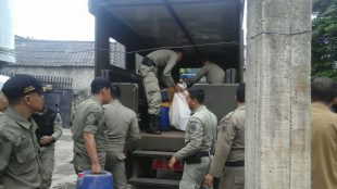 Satpol PP Kabupaten Bogor menyita sejumlah bahan kimia ilegal, Senin 27/6 (dok. KM)