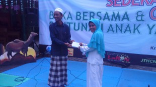 Ketua panitia, M. Aziz memberikan santunan secara simbolis kepada perwakilan dari Yayasan Aisyiyah (dok. KM)