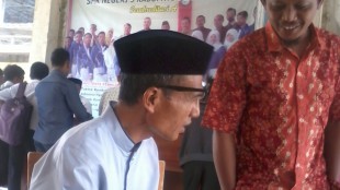 Kepsek SMKN 5 Kab. Tangerang, Kamsono memantau proses PPDB (dok. KM)