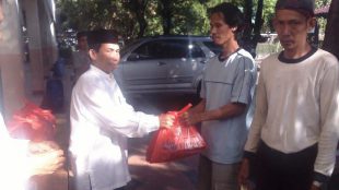 Kepala Sekolah SDN Anyelir 1 Depok, Suhyana, membagikan paket sembako (dok. KM)