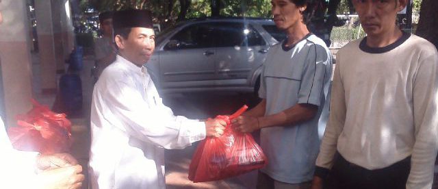 Kepala Sekolah SDN Anyelir 1 Depok, Suhyana, membagikan paket sembako (dok. KM)
