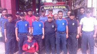 Kepala UPT Damkar Cimanggis, Haryanto, (topi merah) beserta teamnya (dok. KM)