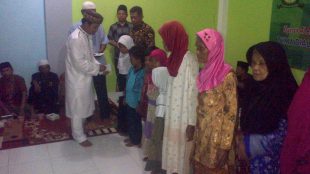 Ketua Yayasan Al Annas, Azwar Annas, membagikan santunan terhadap anak yatim dan Dhuafa, Kamis 30/6 (dok. KM)