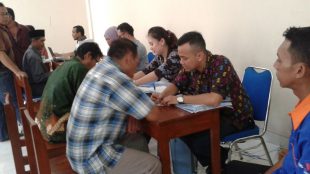 Sejumlah petani menerima ganti rugi pembebasan lahan pada proyek Tol Bocimi, Bogor 15/7 (dok. KM)