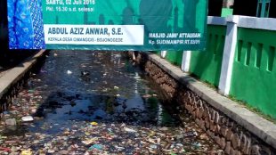 Tumpukan sampah menutup saluran air (dok. KM)