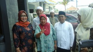 Wakil Ketua DPRD Kabupaten Bogor Ade Munawaroh Yasin (kiri) beserta ketua Komisi II Yuyud Wahyudin mengunjungi kades Kalong I Yeyen (dok. KM)