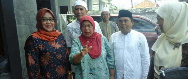 Wakil Ketua DPRD Kabupaten Bogor Ade Munawaroh Yasin (kiri) beserta ketua Komisi II Yuyud Wahyudin mengunjungi kades Kalong I Yeyen (dok. KM)