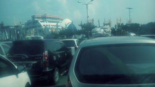 Antrian mobil menaiki kapal roro di pelabuhan Merak, Minggu sore 3/7 (dok. KM)