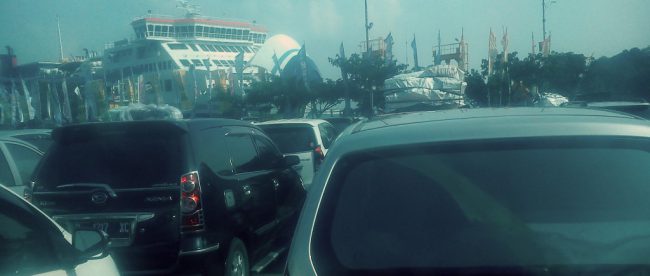 Antrian mobil menaiki kapal roro di pelabuhan Merak, Minggu sore 3/7 (dok. KM)