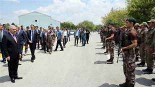 Prajurit berjaga saat Perdana Menteri Turki Binali Yildirim (kiri) mengunjungi markas satuan operasi khusus kepolisian Turki di Ankara, Turki 22/7 (dok. AFP)