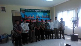 Camat Pancoran Mas (ketiga dari kanan) beserta sejumlah tokoh kecamatan lainnya pada acara Halal Bi Halal, Kamis 21/7 (dok. KM)