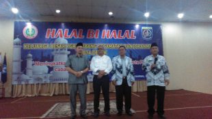 (kiri-kanan) Ketua Dewan Pendidikan kota Depok Hafiz Nasir, Ketua PGRI Pancoran Mas, Abu Tholib, Ketua PGRI kota Depok H. Syamsudin (dok. KM)