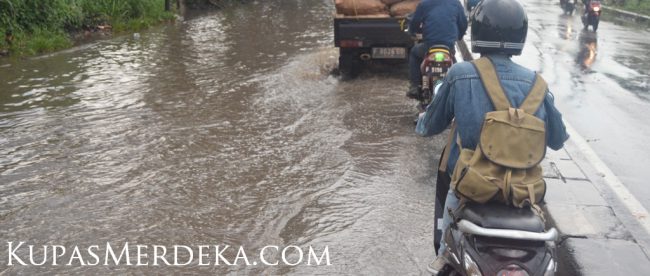 Jalan Raya Kemang-Parung yang kerap tergenang saat hujan tiba (dok. KM)