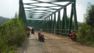 Warga berhati - hati saat hendak melintas jembatan Leuwiranji, Rumpin (dok. KM)