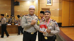 Kapolres Bogor, AKBP Suyudi Ario Seto (kiri) dan Kapolsek Nanggung Kompol Doddy Rosadi, dalam acara HUT Polri ke-70 (dok. KM)