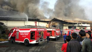 Pemadam kebakaran berusaha memadamkan api yang tengah melalap gudang milik pabrik garmen di Cicurug, Sukabumi pada Selasa pagi 19/7 (dok. KM)