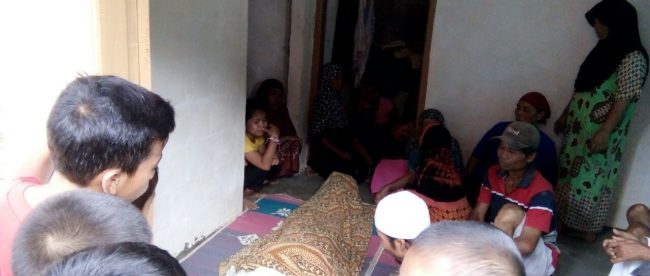 Salam, korban sengatan listrik, saat di semayamkan di rumahnya (dok. KM)