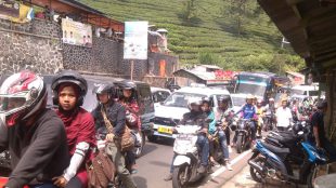 Kepadatan jalur puncak pada musim libur lebaran 2016 (dok. KM)