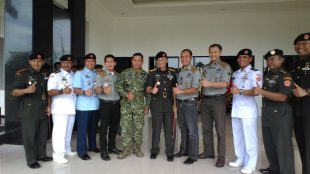 Pangdivif-1 Kostrad Brigjen AM Putranto (tengah, berseragam loreng) bersama Danrem 174/ATW Achmad Marzuki (tengah) dan perwira TNI lainnya (dok. KM)