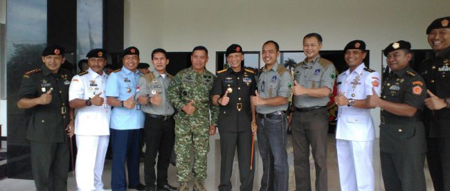 Pangdivif-1 Kostrad Brigjen AM Putranto (tengah, berseragam loreng) bersama Danrem 174/ATW Achmad Marzuki (tengah) dan perwira TNI lainnya (dok. KM)