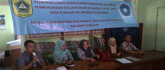 Pelatihan yang dilakukan oleh UP2K dan PKK serta BPMPD Kabupaten Bogor untuk pengurus Posyandu Mawar XII, Desa Purasari, Kecamatan Leuwiliang (dok. KM)