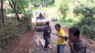 Proses pengerasan jalan desa di Sukajaya, Kabupaten Bogor (dok. KM)