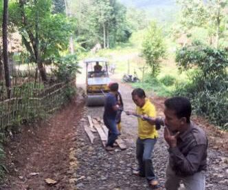 Proses pengerasan jalan desa di Sukajaya, Kabupaten Bogor (dok. KM)