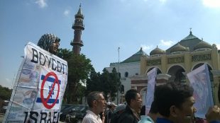 Pengunjuk rasa menyuarakan kecaman terhadap penjajahan Israel terhadap Palestina di bundaran Air Mancur, Palembang (dok. KM)