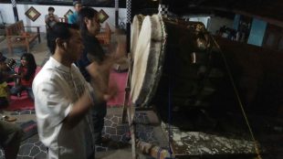 Sekjen FWHBU, Agus Ewo Maulana (berbaju putih) memukul beduk (dok. KM)