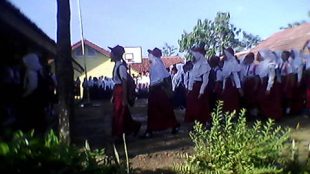 Siswa baru di SMPN 3 Jasinga di masa perkenalan pada hari pertama sekolah, Senin 18/7 (dok. KM)
