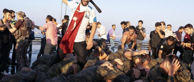 Seorang warga sipil memukuli tentara yang terlibat dalam upaya kudeta yang gagal di Turki pada Sabtu (16/7) (dok. Reuters)