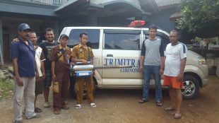 Sejumlah warga beserta tim fogging dari RS Trimitra, Cibinong (dok. KM)