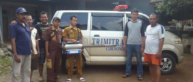 Sejumlah warga beserta tim fogging dari RS Trimitra, Cibinong (dok. KM)