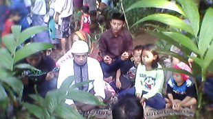 Warga Kampung Cigelung Desa Wirajaya, Jasinga, berziarah seusai shalat Id (dok. KM)
