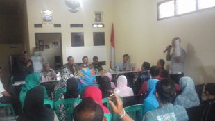 Ketua LSM GMBI Sambas mempertanyakan kelangsungan hidup dan lingkungan masyarakat kepada Kades Kalong 1 Yeyen Permana (dok. KM)